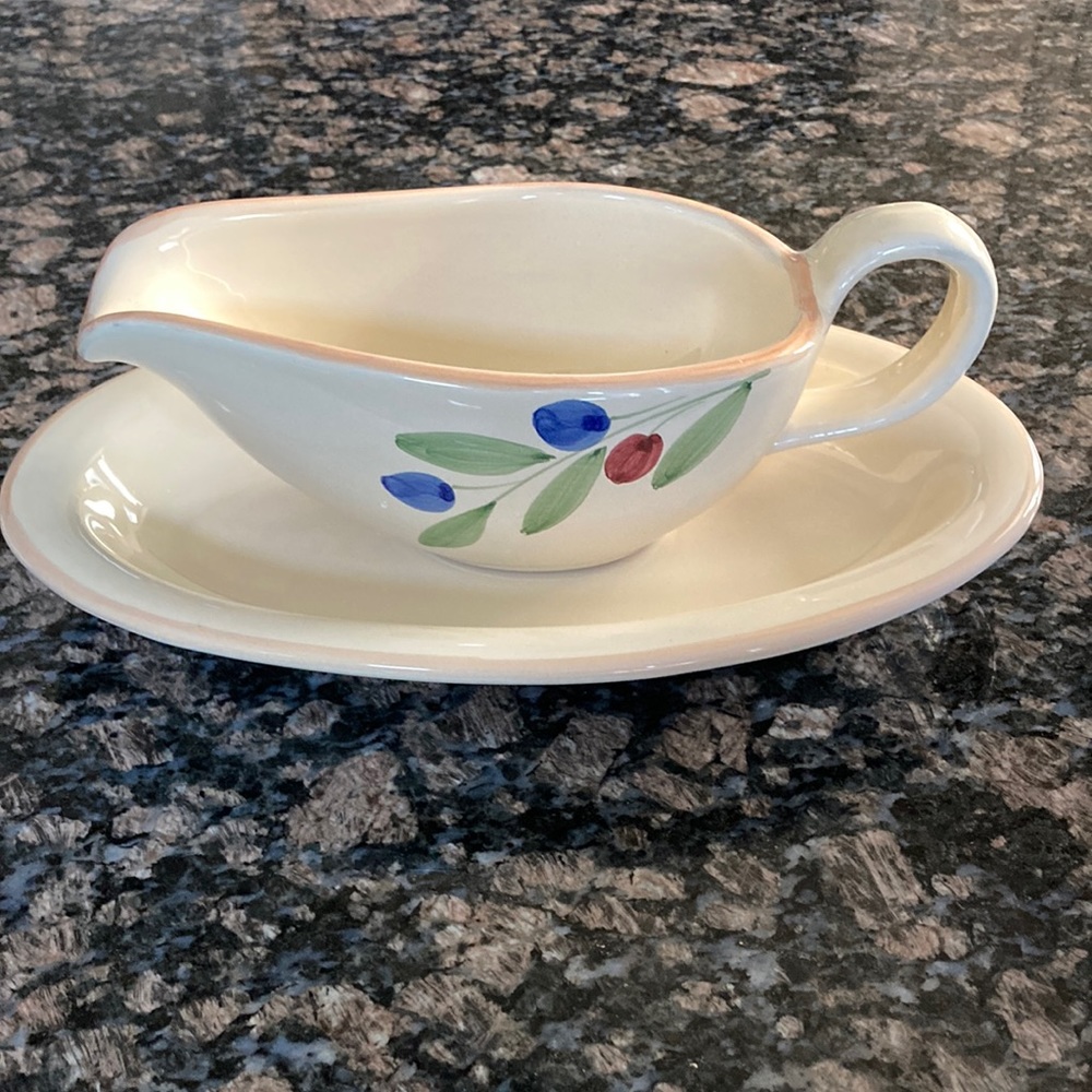 CALECA OLIVELLA GRAVY BOAT & UNDERPLATE NWT